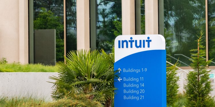 Intuit stock price gets oversold and cheap: is it safe to buy the dip?