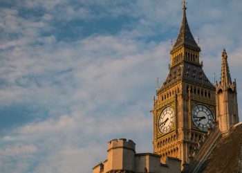 FTSE 100 Index in focus as traders eye Starmer’s China trip, Fed, Lloyds Bank earnings