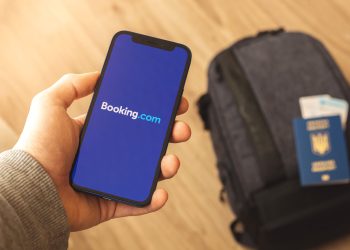 Booking Holdings stock crashes as a H&S pattern forms: buy the dip?