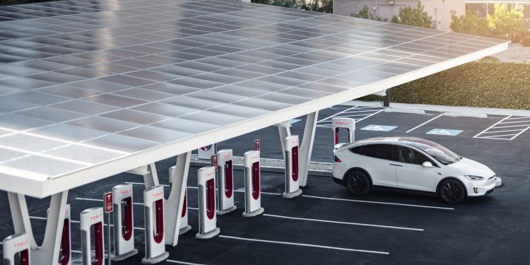 Tesla stock is surging around 3%, but analysts are growing cautious