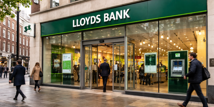 Lloyds share price crawls back ahead of BoE decision: will the gains hold?