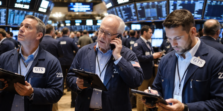 Here are the top gainers and laggards in the S&P 500 Index, SPY, VOO ETFs in 2026